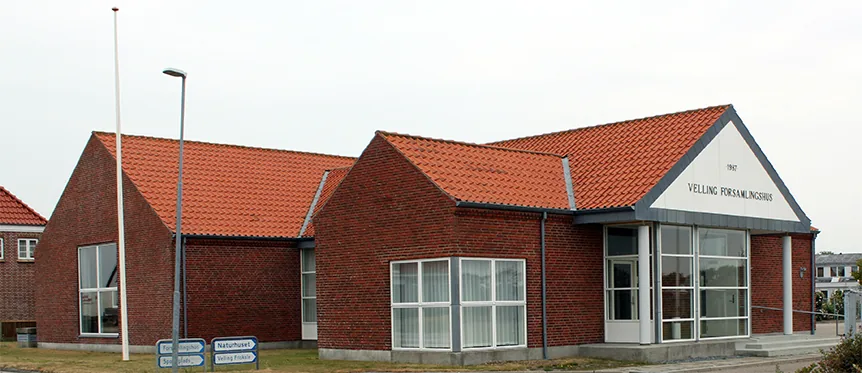Velling Forsamlingshus med udsigt mod Ringkøbing Fjord